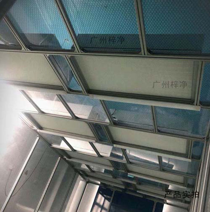 潔凈棚里面的高效過濾器是根據現(xiàn)場環(huán)境：現(xiàn)場環(huán)境對高效過濾器的性能有一定影響。如空氣質量較差、塵埃較多的情況下，高效過濾器的更換周期應適當縮短。
